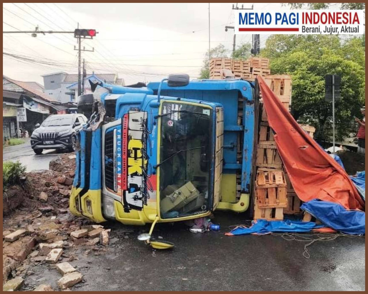 Truk Pengangkut Kayu Terguling, Kasihumas : Truk Sudah Kami Evakuasi