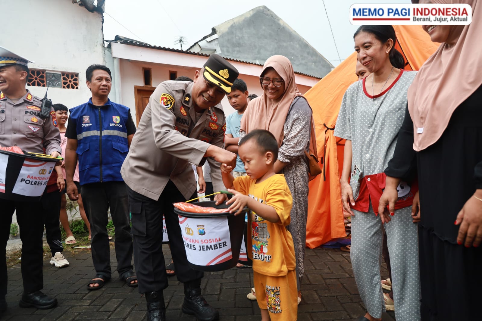 Pasca Banjir, Polres Jember Turun Langsung Salurkan Bantuan untuk Warga Terdampak