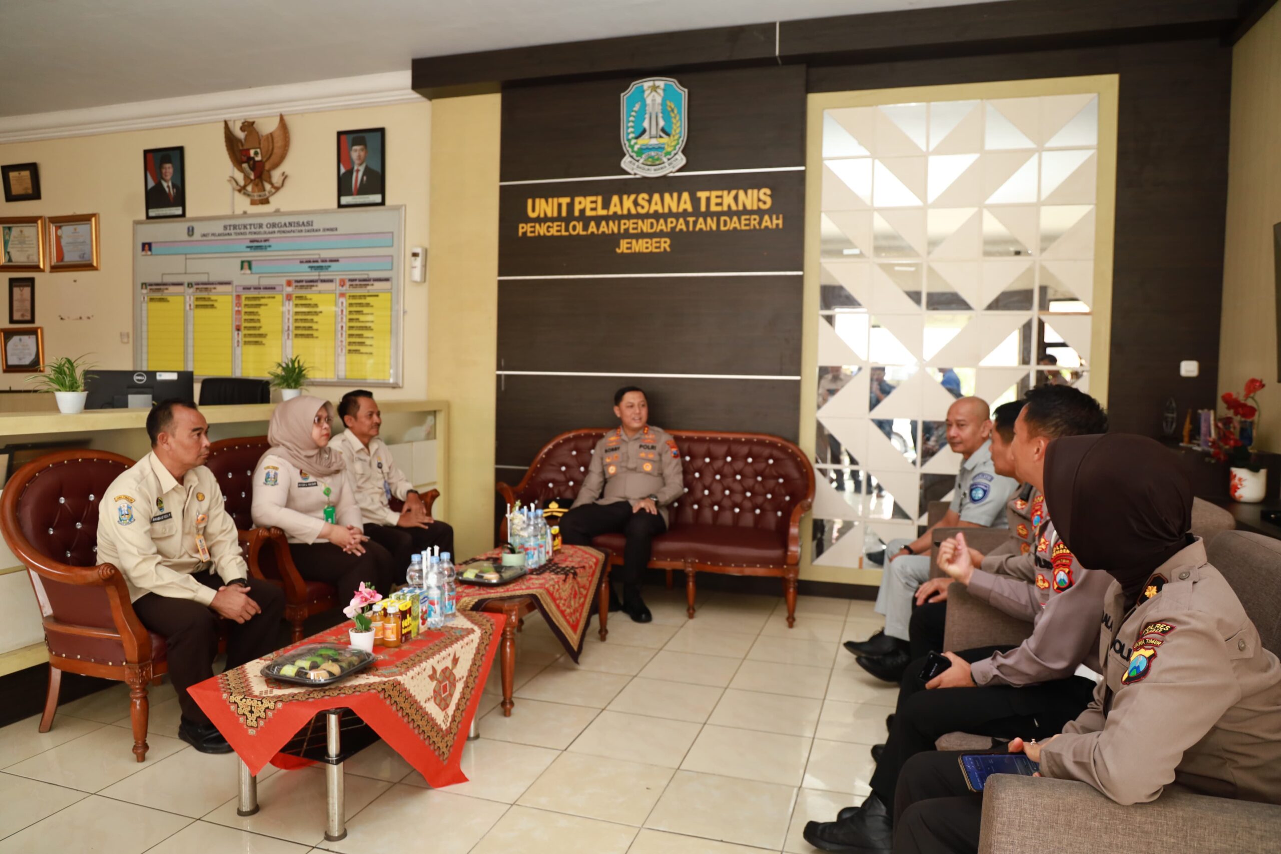 Kapolres Jember Kunjungi Kantor Samsat Pastikan Pelayanan Optimal