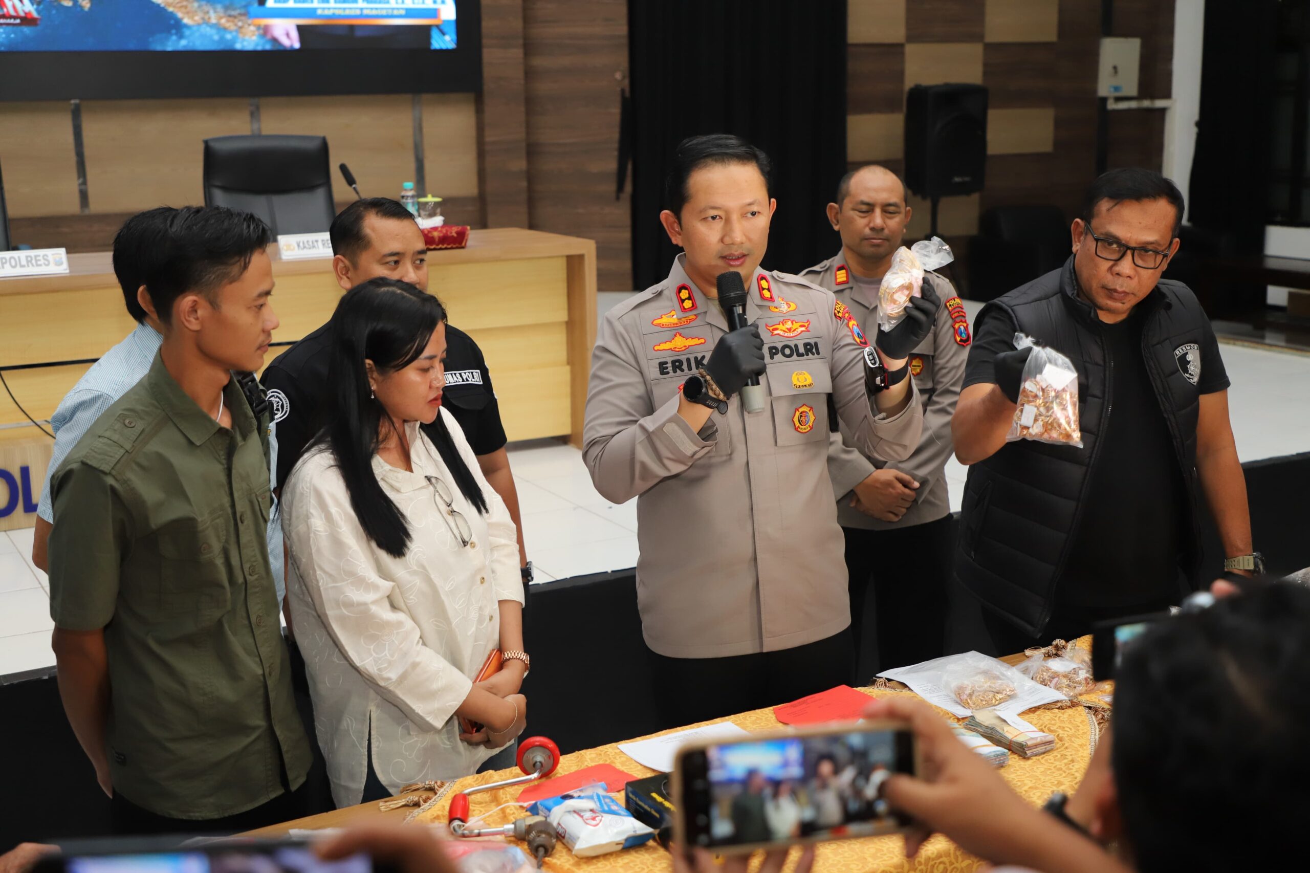 Polres Magetan Kembalikan Emas Senilai 1 Miliar, Pascatangkap 5 Tersangka Pembobol Toko