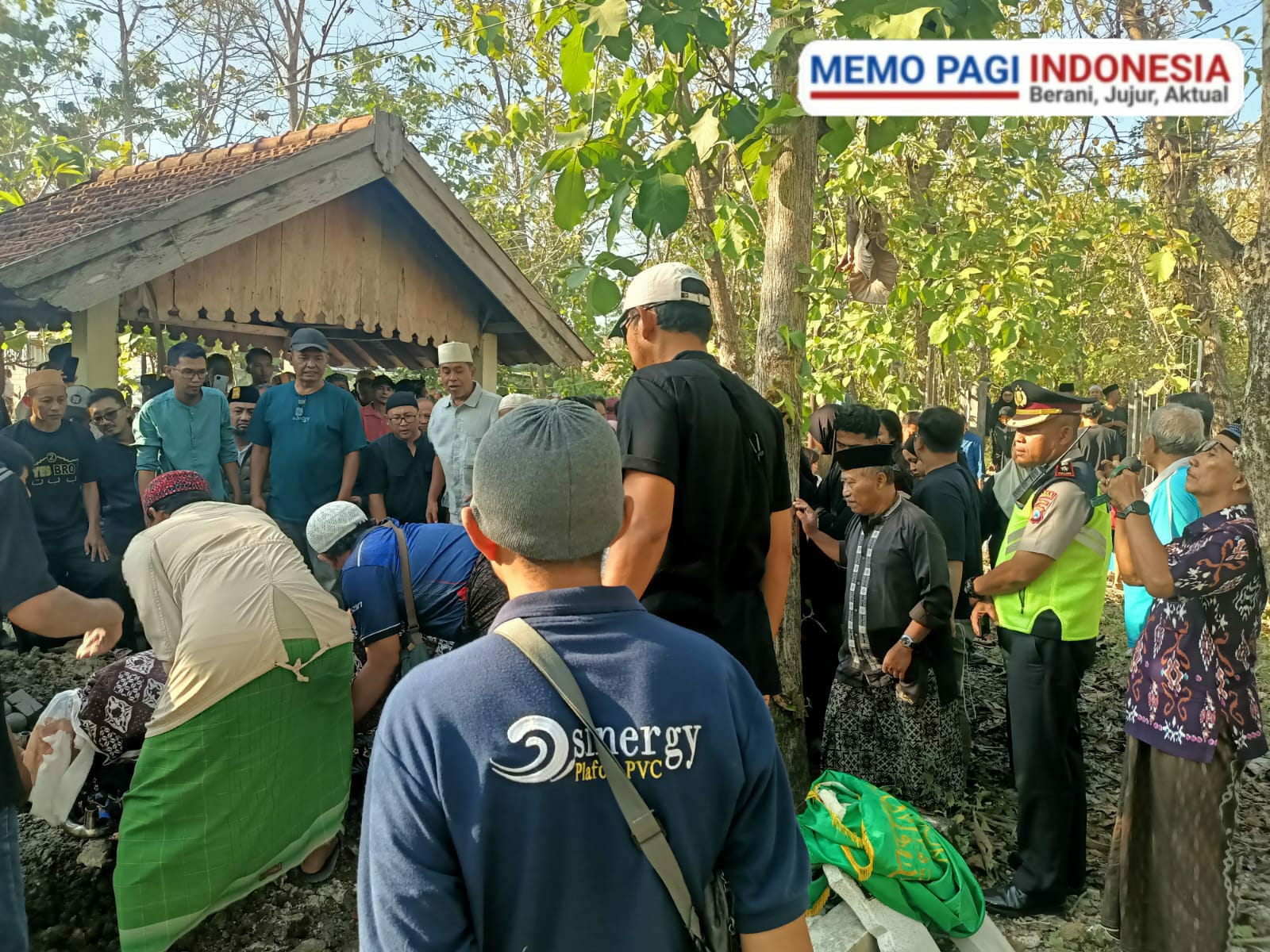 Polres Lamongan Bantu Pengamanan Prosesi Pemakaman Pendaki Gunung Piramid Bondowoso di Babat